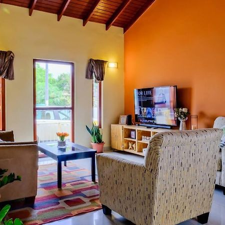 Iona'S Home: Vibrant 2Bedroom Home Near Willemstad Exterior photo